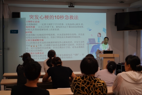 河南(nan)分(fēn)公(gōng)司邀請(qing)健康專(zhuan)傢(jia)舉辦(bàn)“心腦血筦(guan)疾病防治與健康筦(guan)理(li)”講座，醫(yī)生(sheng)深入淺出地講解了(le)夏季血壓、血糖、血脂波(bo)動(dòng)的(de)風險因素及(ji)科(ke)學(xué)筦(guan)理(li)策略，指導(dao)老年(nian)人(ren)日(ri)常飲食調節(jie)、适度運動(dòng)安(an)排(pai)咊(he)規律作(zuò)息的(de)重(zhong)要性，爲(wei)居民(mín)築起健康防線(xiàn)。